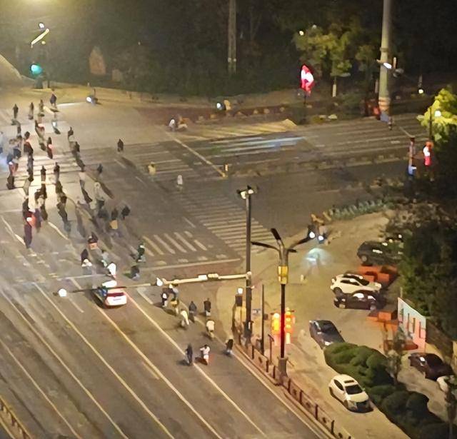 一觉醒来开封全是单车,调度员:拉不完,根本拉不完!