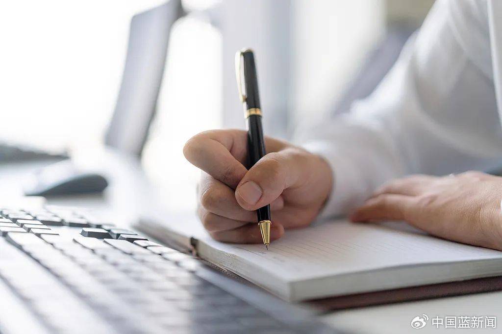 “困”在材料里的年轻人