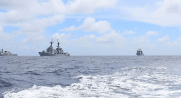 中国实力不再隐藏！美航母被堵在南海入口，求解放军手下留情