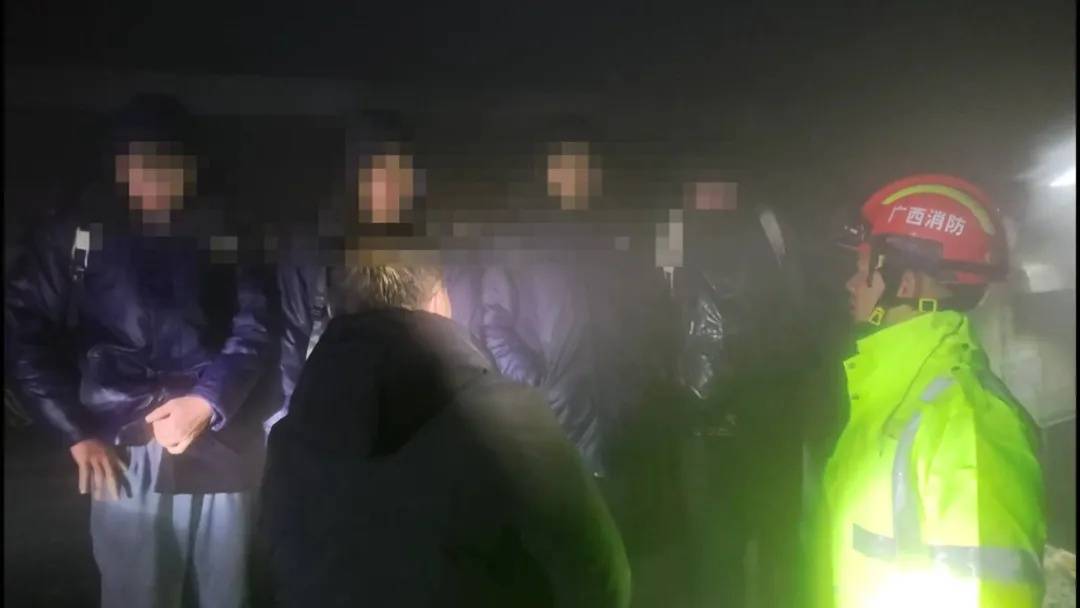 惊险！南宁4名大学生相约爬山，被困悬崖边十多个小时