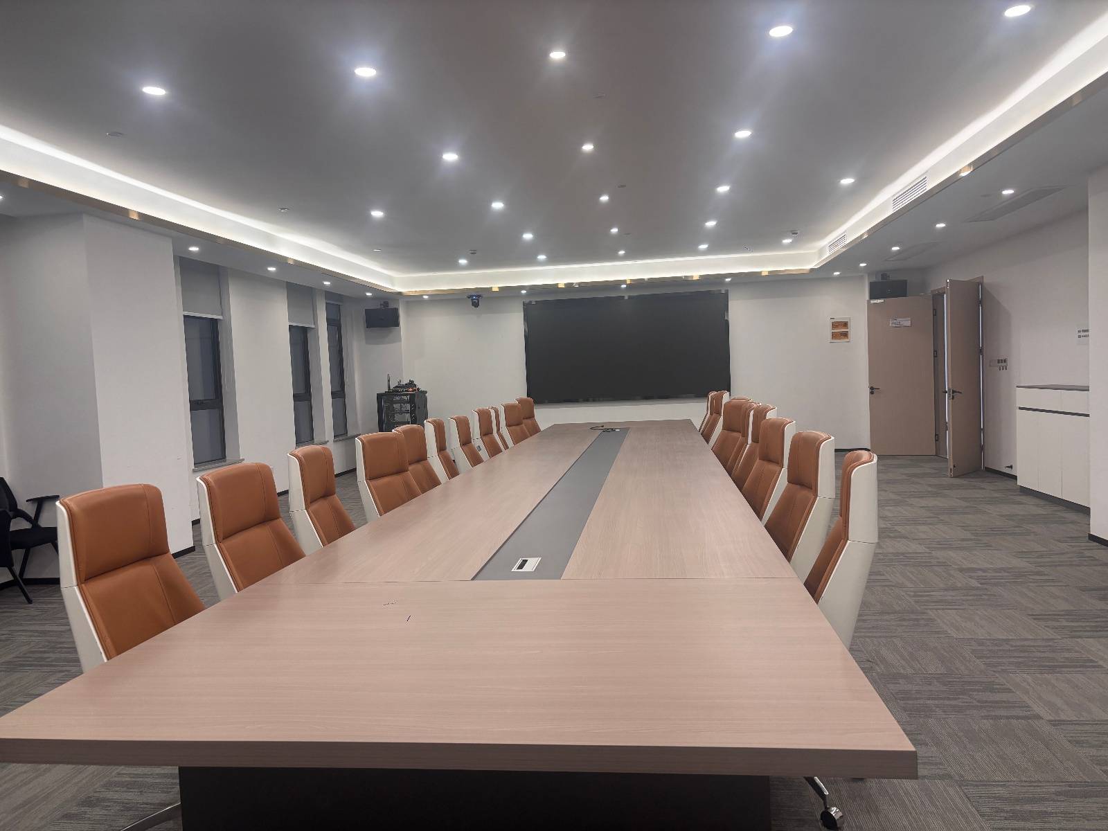 武汉出现“共享工位”，211、985创始人最低月租100元，还可获项目PPT指导