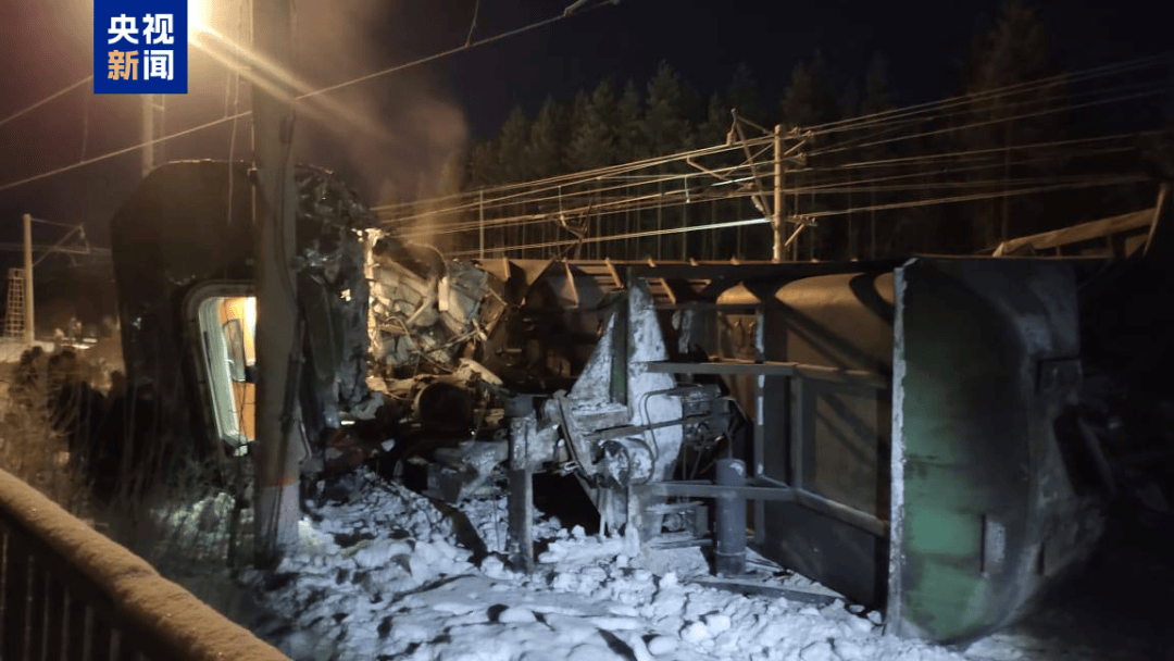 乘客超300人，俄一客运列车与货运列车相撞