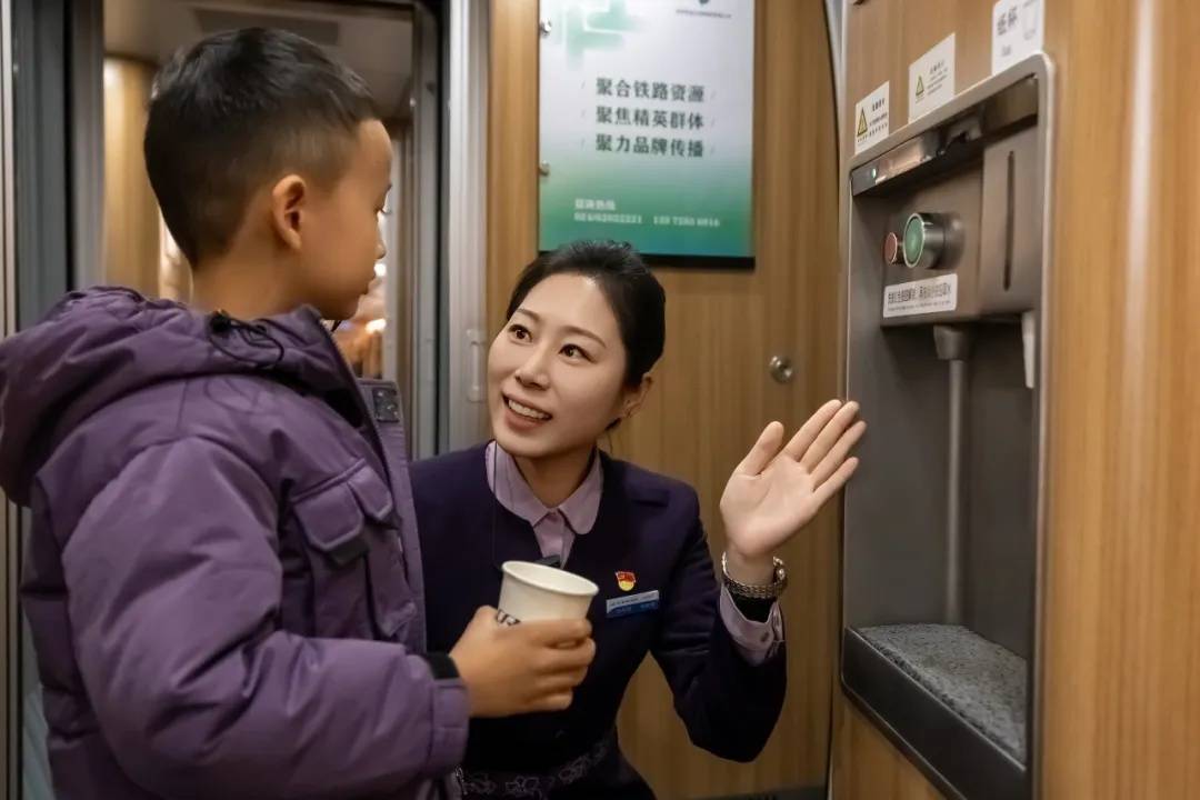 三胞胎坐高铁“买挂票”走红！家长带娃出行该如何购票？