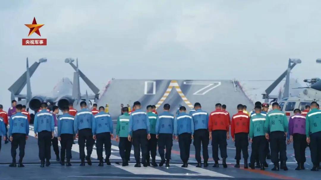 歼-15DH首次上舰！“山东”舰展示全甲板攻击，连续放飞24架？