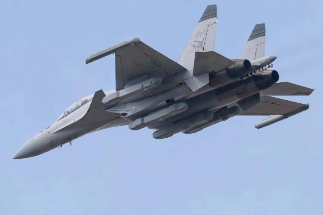 歼-15DH首次上舰！“山东”舰展示全甲板攻击，连续放飞24架？