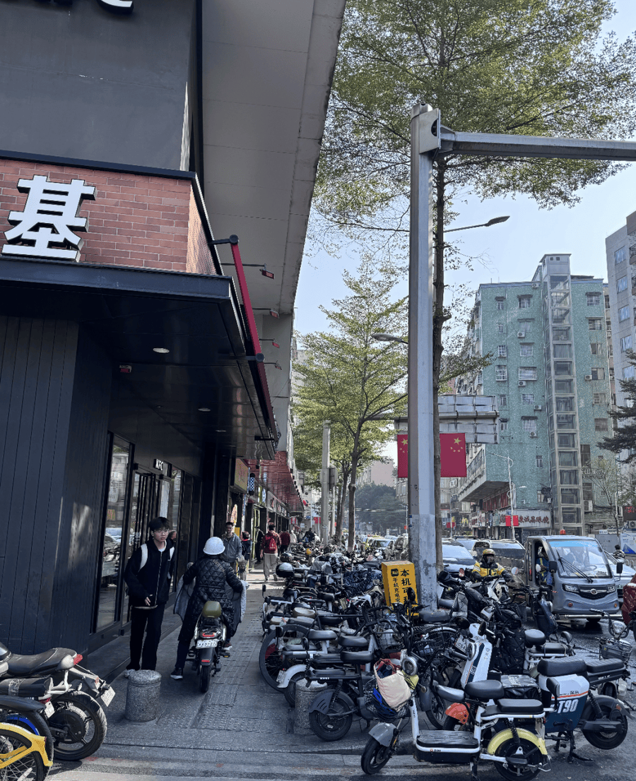 广州一地铁口出现密集隔离柱,当地街道办:防止电动车乱停乱放