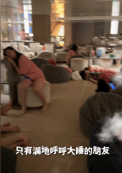 排队搓澡，网红洗浴中心爆满