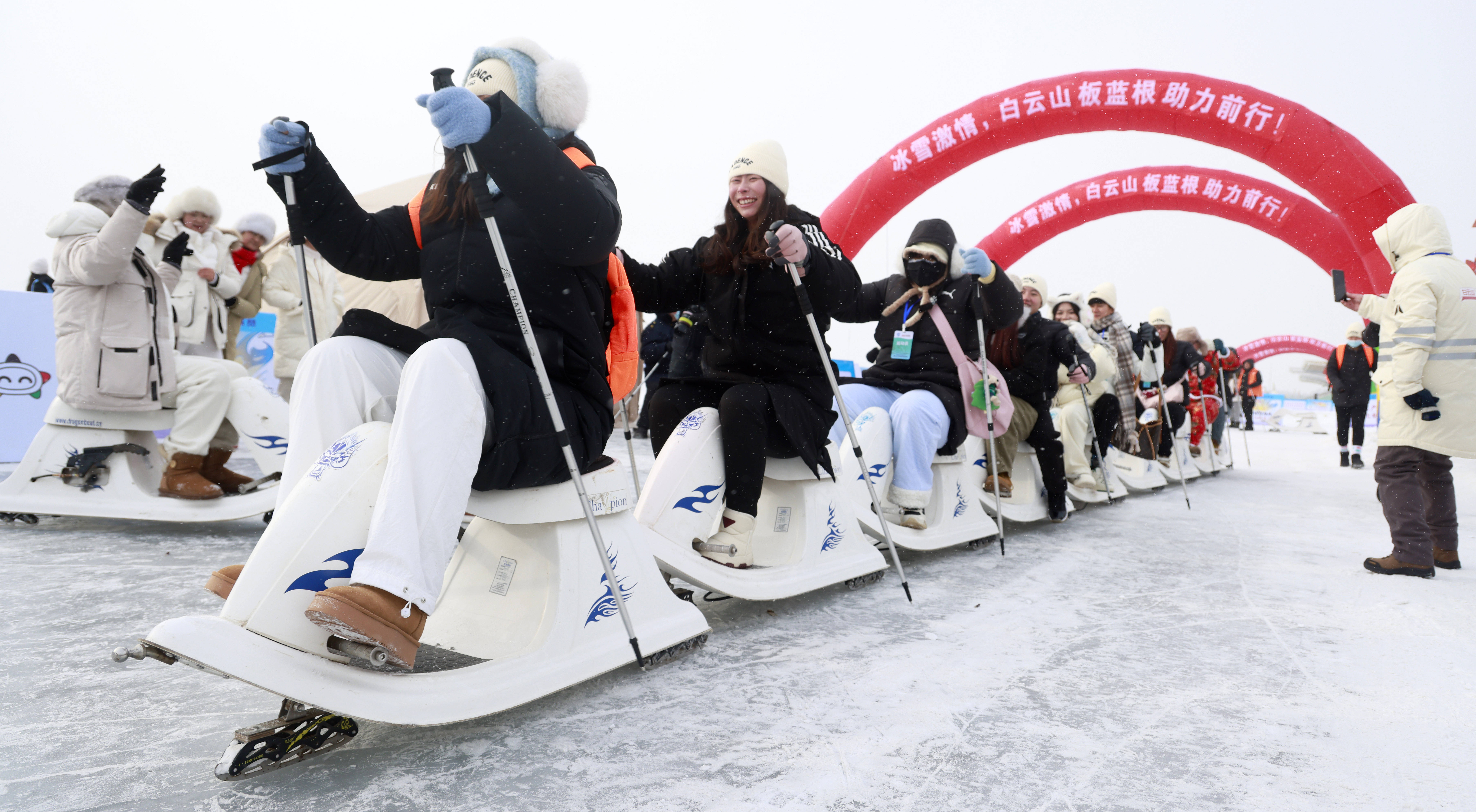 快来呼兰河冰面上畅滑“小冰龙”