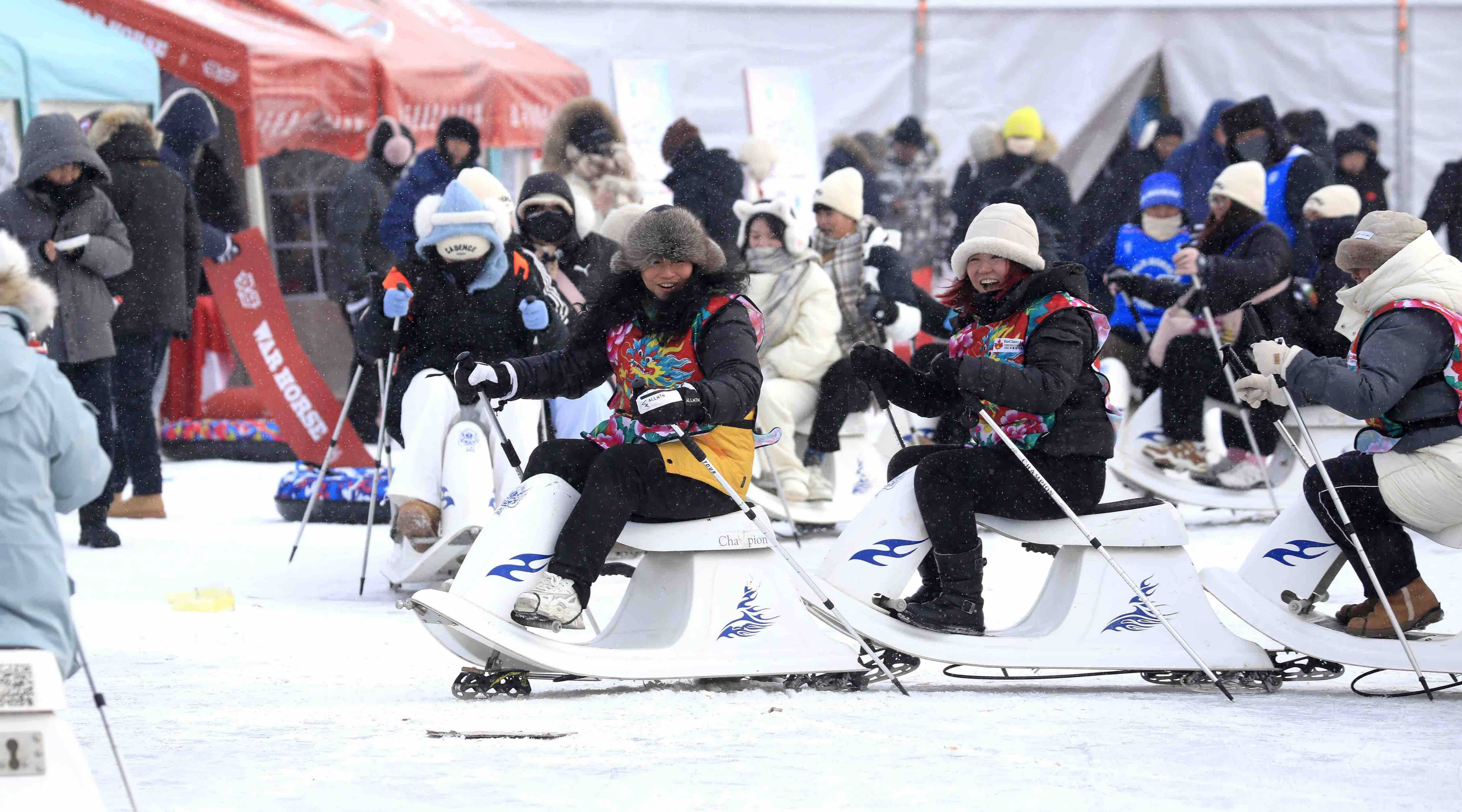 快来呼兰河冰面上畅滑“小冰龙”