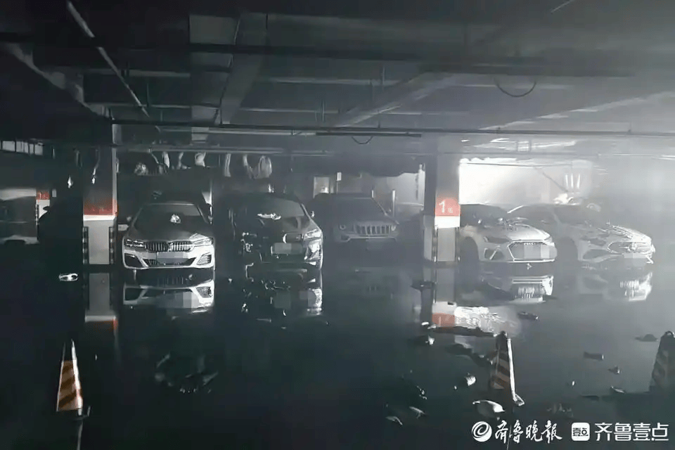 一小鹏汽车突然起火，小区17辆车完全或严重烧损，包括奔驰、宝马等豪华车！车企回应：涉事车曾加改装