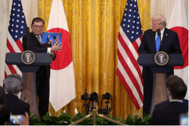 美媒：石破茂赠送特朗普价值近17万日元金色武士头盔，特朗普回赠其新书