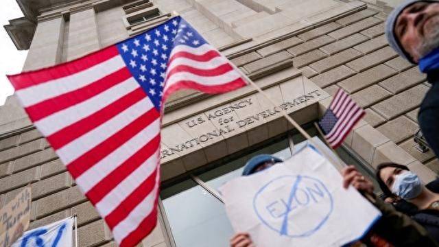 美国突发大规模内乱！50州同时发起抗议，特朗普下台一夜突响