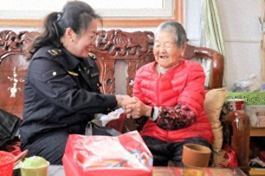 青岛市崂山区王哥庄街道黄泥崖村网格员连续九年自费送元宵