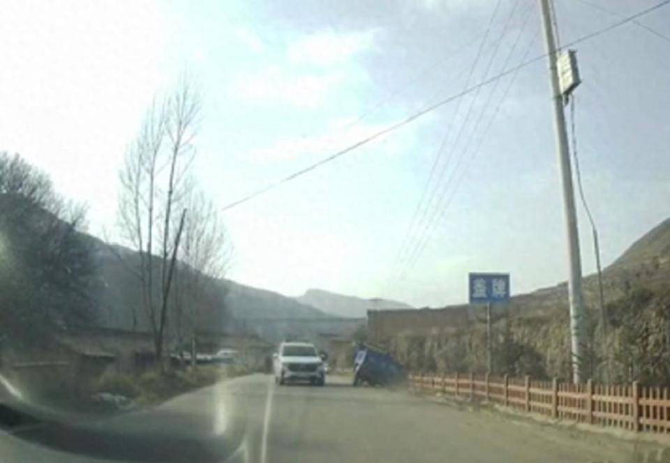 目击警车把农用车“别进”沟，男子称网上发视频后接警方“约谈”电话