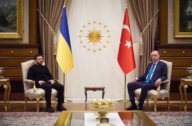 泽连斯基的头顶，撑起一把黑伞，埃尔多安的用意，乌克兰读懂了