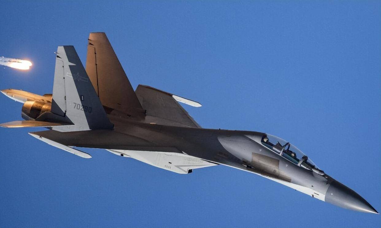 央视一幕泄露天机，歼16挂载霹雳10升空：解放军在南海打法变了