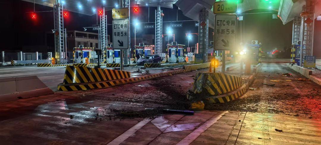 四川一司机打瞌睡开自动驾驶翻车 高速公安：罚款两百元，扣3分！