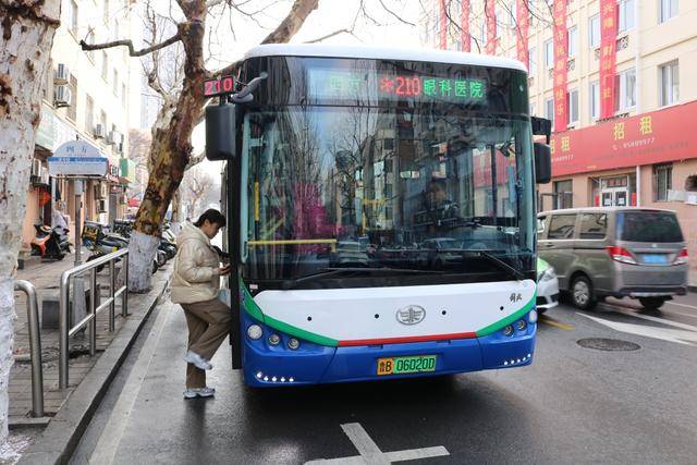 青岛公交上百“小耳朵”上路 ，提高市民乘车辨识度