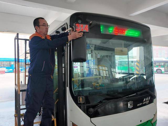 青岛公交上百“小耳朵”上路 ，提高市民乘车辨识度