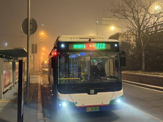 青岛公交上百“小耳朵”上路 ，提高市民乘车辨识度