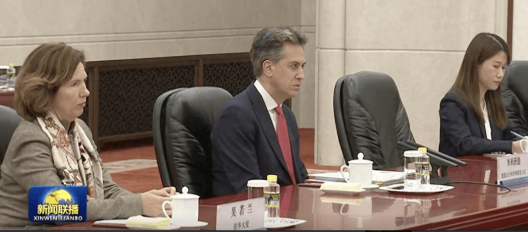 英部长访华结束,临走前提出2个“破格”要求,中方回应耐人寻味