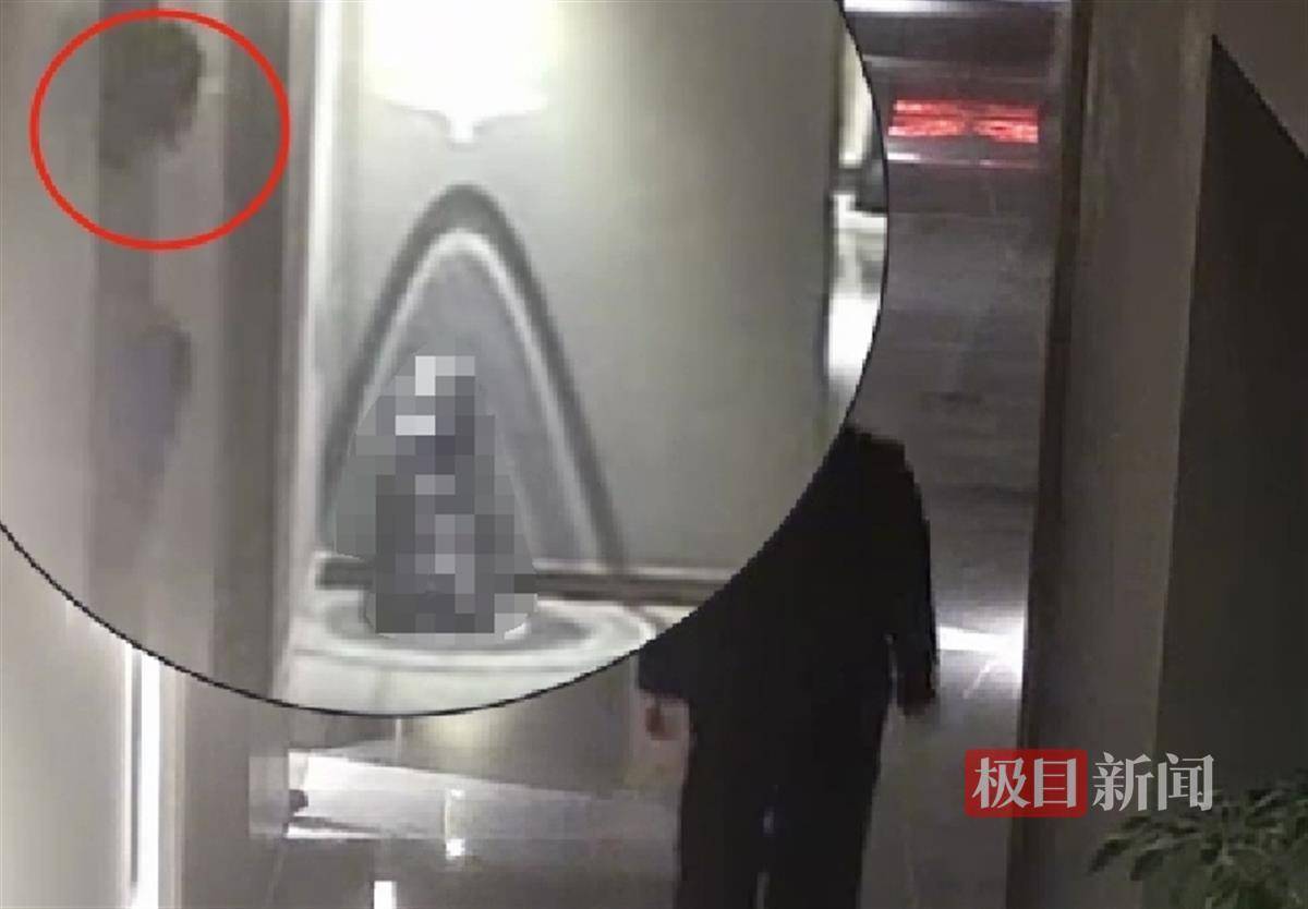 武汉一女子在艺术餐厅请客，飞天茅台竟被服务员暗中调包！两人被警方采取刑事强制措施