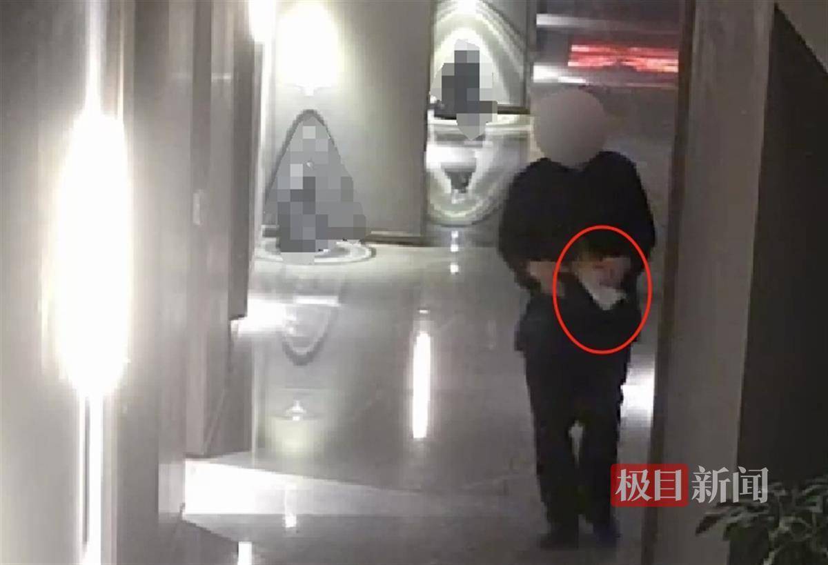 武汉一女子在艺术餐厅请客，飞天茅台竟被服务员暗中调包！两人被警方采取刑事强制措施