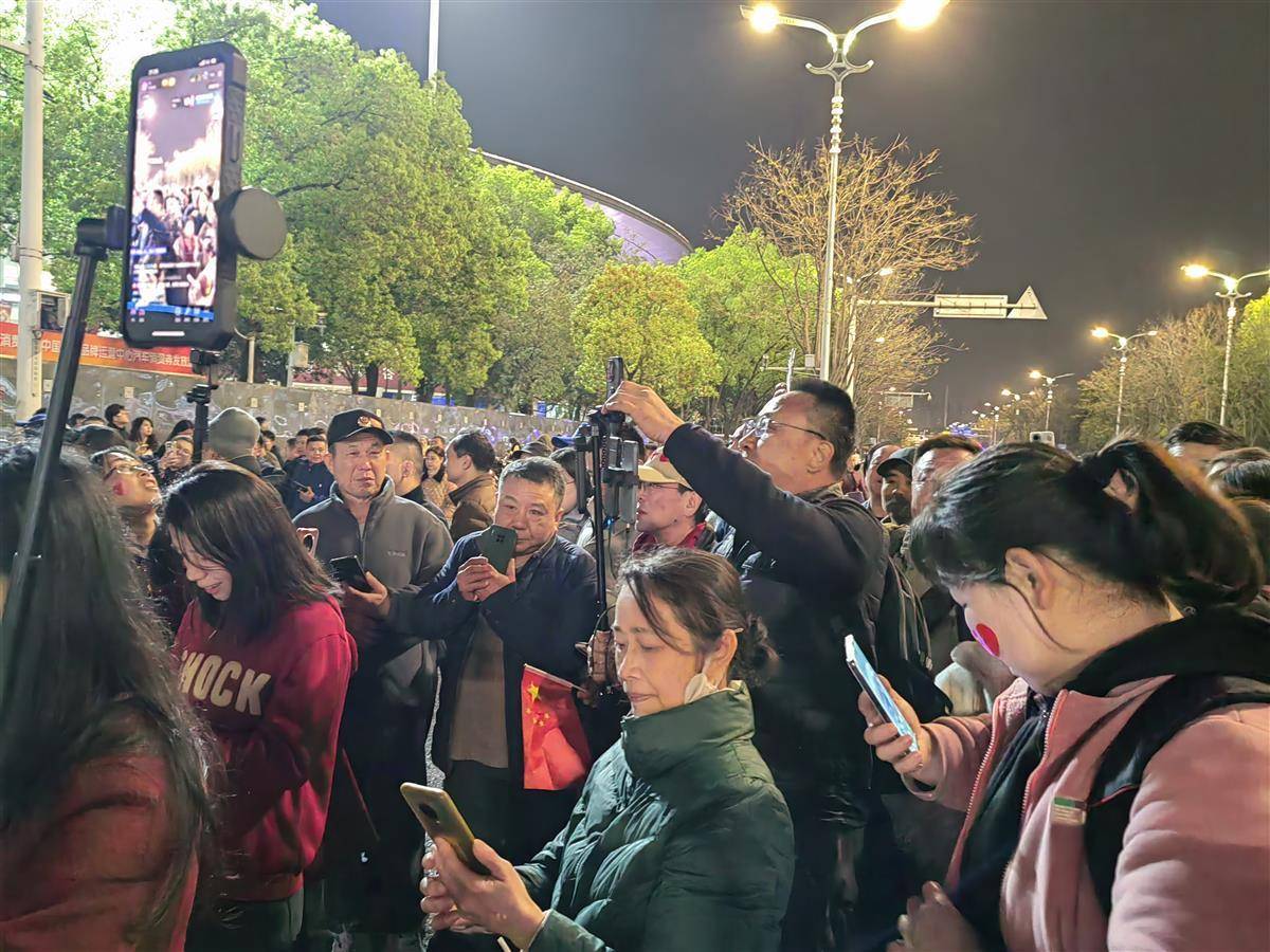 刀郎武汉演唱会落幕：歌迷感谢武汉为演唱会保驾护航，场外歌迷为出场观众让出通道