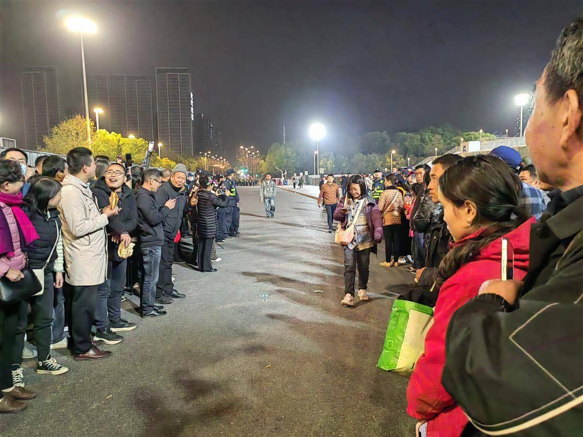 刀郎武汉演唱会落幕：歌迷感谢武汉为演唱会保驾护航，场外歌迷为出场观众让出通道