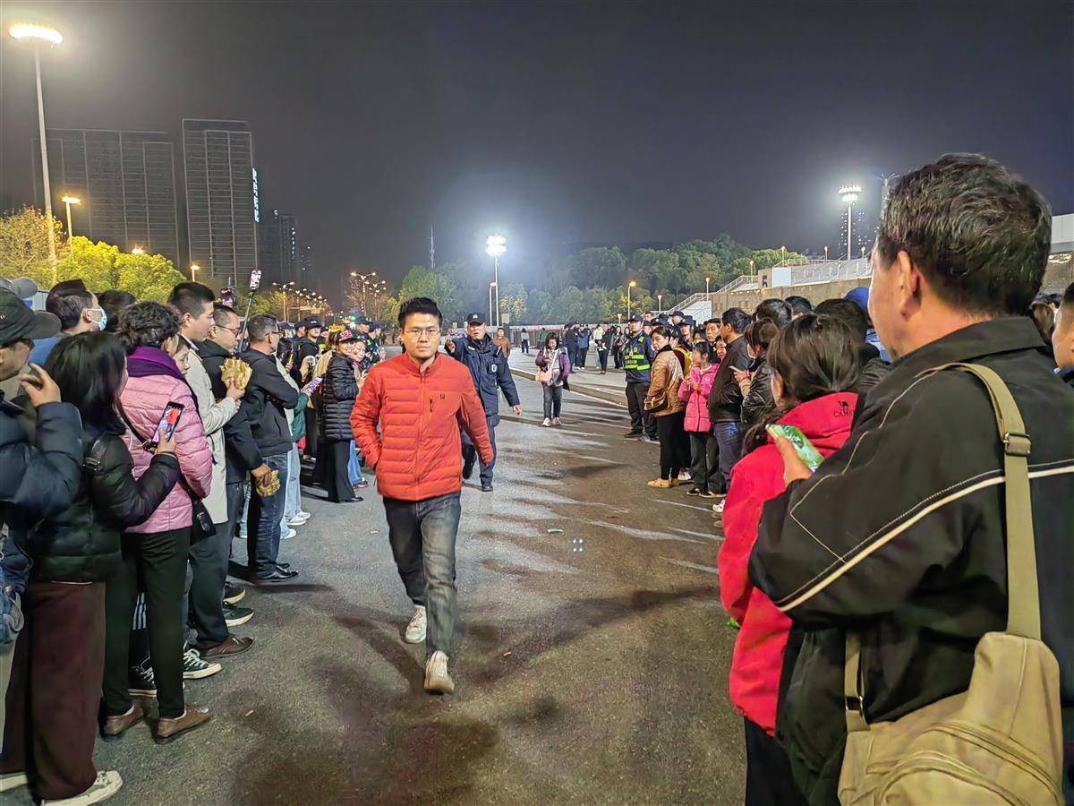 刀郎武汉演唱会落幕：歌迷感谢武汉为演唱会保驾护航，场外歌迷为出场观众让出通道