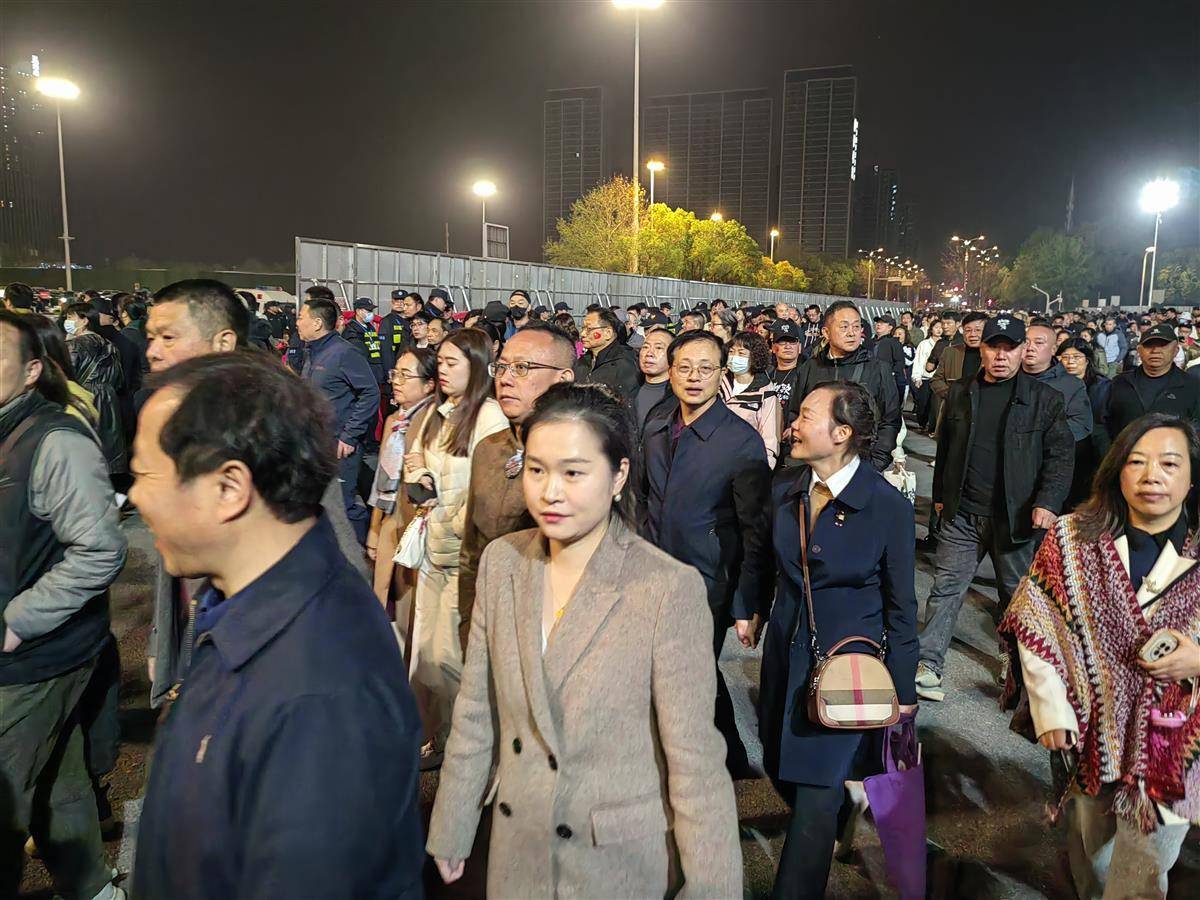 刀郎武汉演唱会落幕：歌迷感谢武汉为演唱会保驾护航，场外歌迷为出场观众让出通道