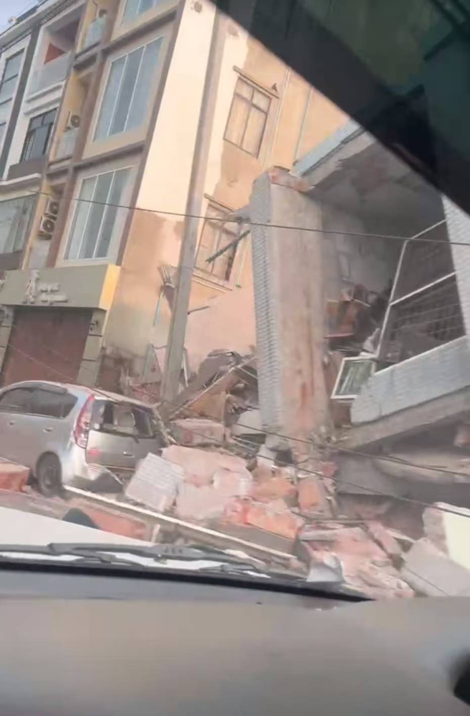 “太想回国了！”湖南商人哽咽讲述撤离曼德勒：连开十多小时不敢停，途中遭遇持枪收费