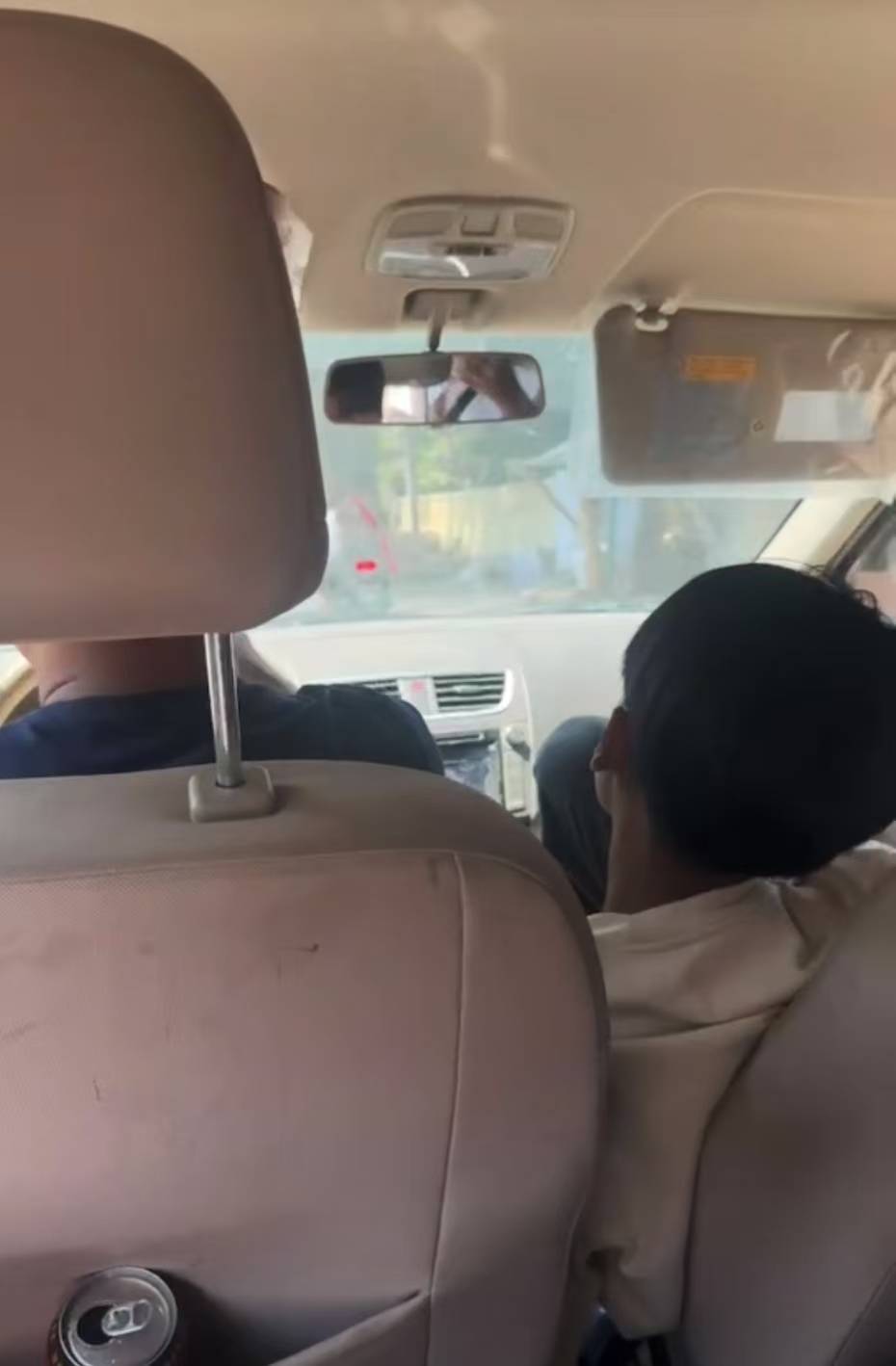 “太想回国了！”湖南商人哽咽讲述撤离曼德勒：连开十多小时不敢停，途中遭遇持枪收费