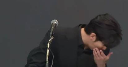 金秀贤为何在记者会上多次喝水，网友请DeepSeek解读