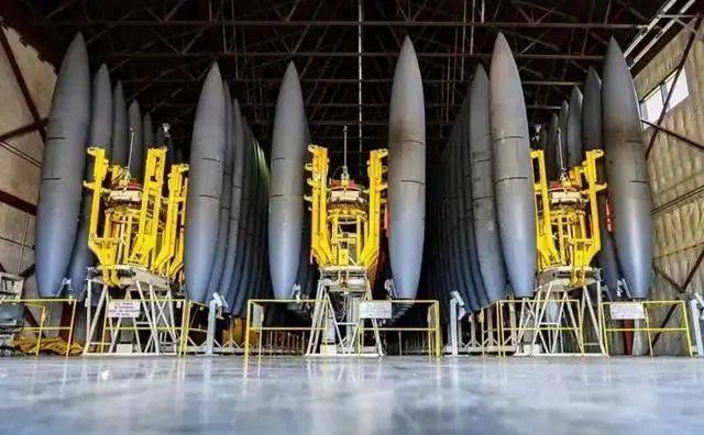 20枚核导弹滞留高速，交警无论怎样都不肯放行，称：必须交罚款！