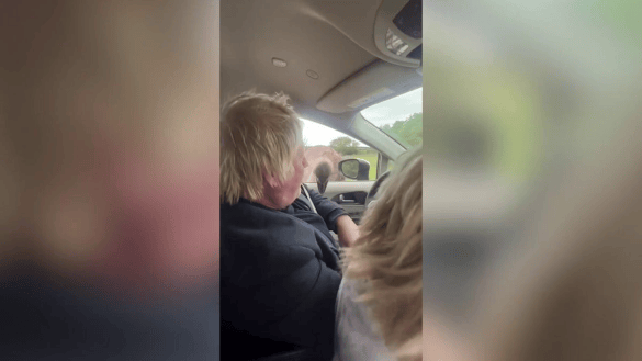 英媒：英国前首相约翰逊与家人赴美旅游时遭鸵鸟“袭击”，被啄后当场爆粗口