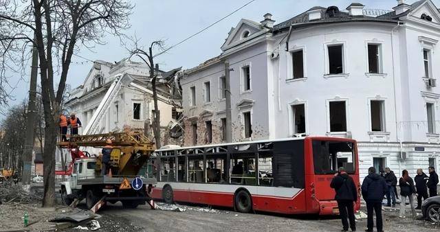 庆功会开在俄军眼皮底下，两枚导弹从天而降，“斩首”乌军旅长
