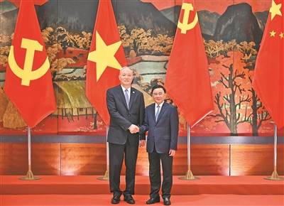 蔡奇同越共中央政治局委员、中央书记处常务书记陈锦绣举行会谈
