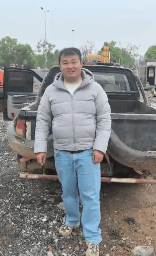 江西钓鱼佬钓起两条大鳡鱼，每条四五十斤！绑车尾绕城溜街：反正哪里人多去哪里