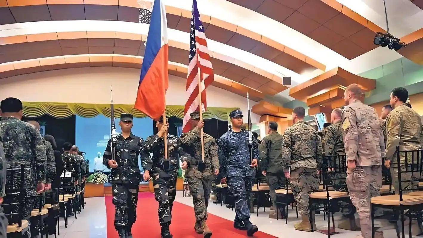 南海暗战开打，多国确定增兵，中方在黄岩岛清场，菲船已被逼退