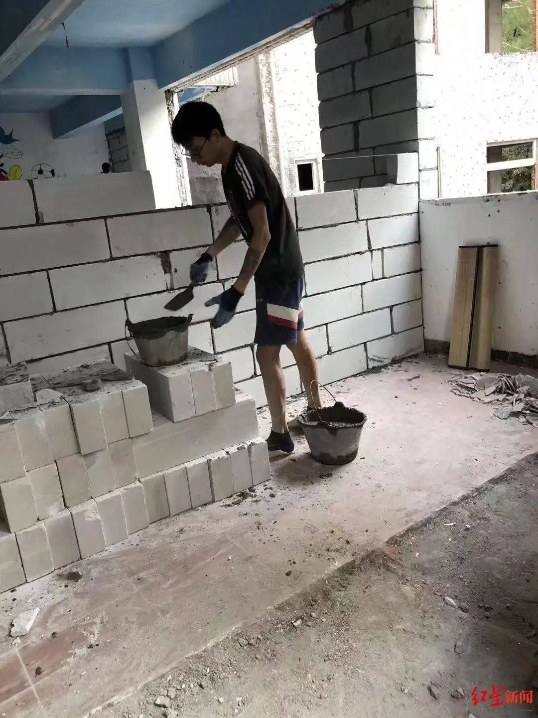 小伙搬砖9年攒200万，修别墅买车：宁愿不要这些钱，若时间倒流想好好读书