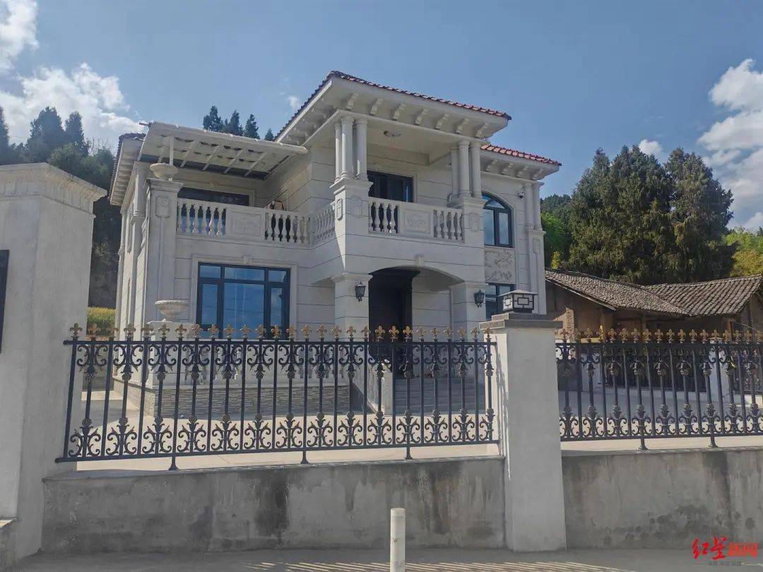 小伙搬砖9年攒200万，修别墅买车：宁愿不要这些钱，若时间倒流想好好读书