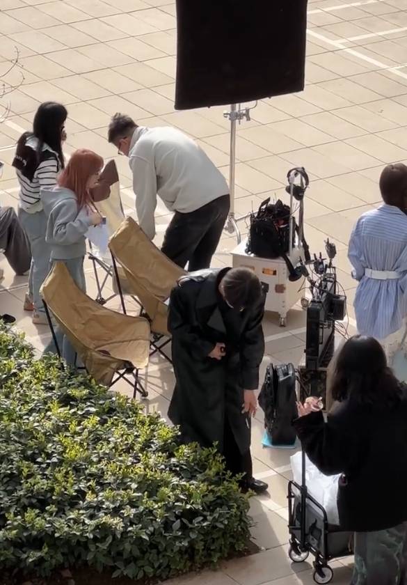 柯淳被拍到片场随地吐痰扔烟头 网友呼吁其注意行为规范