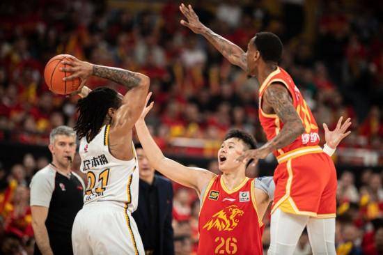 CBA半决赛：广厦再胜辽宁 距晋级总决赛一步之遥