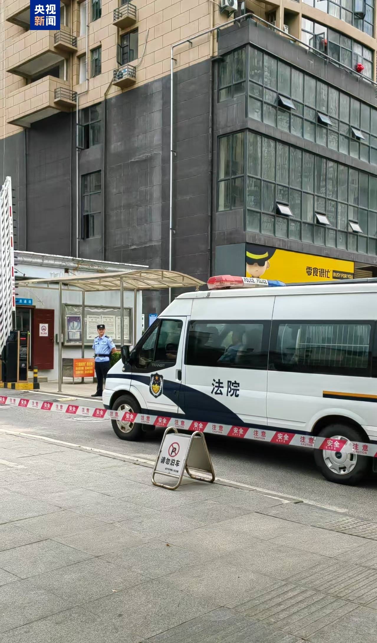 央视：李铁案今天二审宣判 押解他的车辆已到达法院