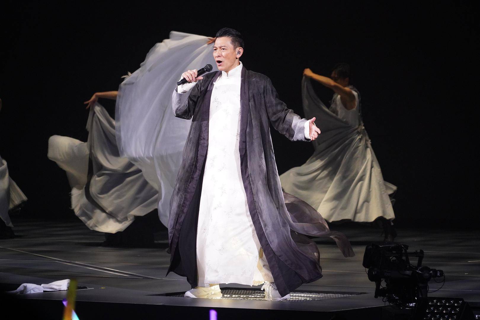 王晶谈刘德华感情生活：刘太好辛苦、女儿会五种语言