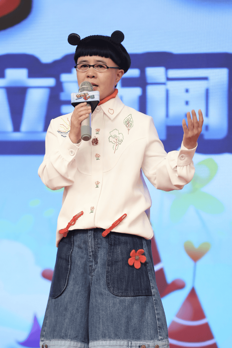 金龟子母女直播引热议，女儿1分钟视频报价15万