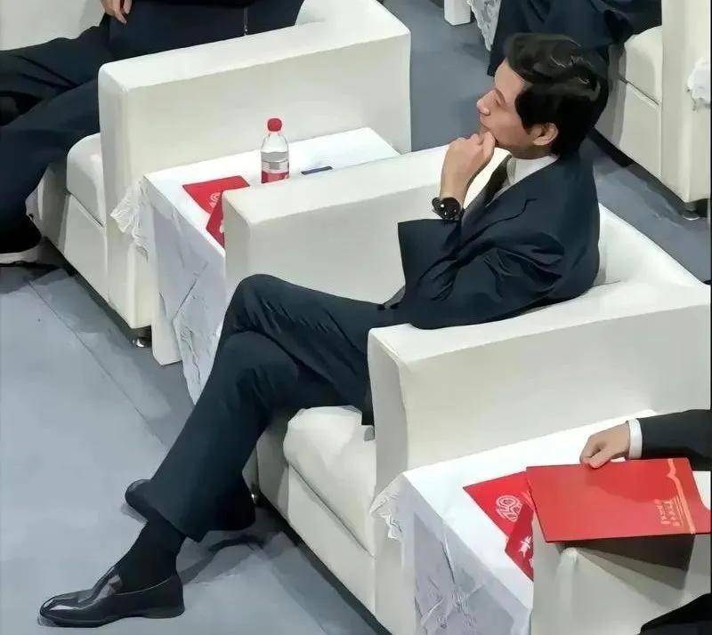 雷军，是时候主动走下神坛了