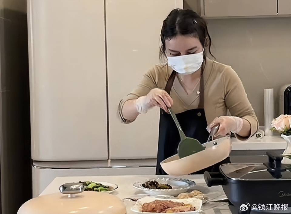 女子称穿瑜伽服上门做饭不是为流量:健身服是日常穿搭