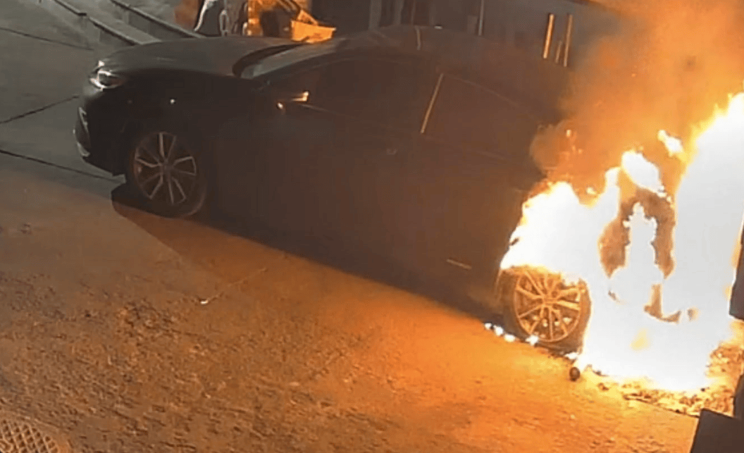 北京一代驾小哥乱扔烟头，凌晨烧毁一辆车！警方：拘